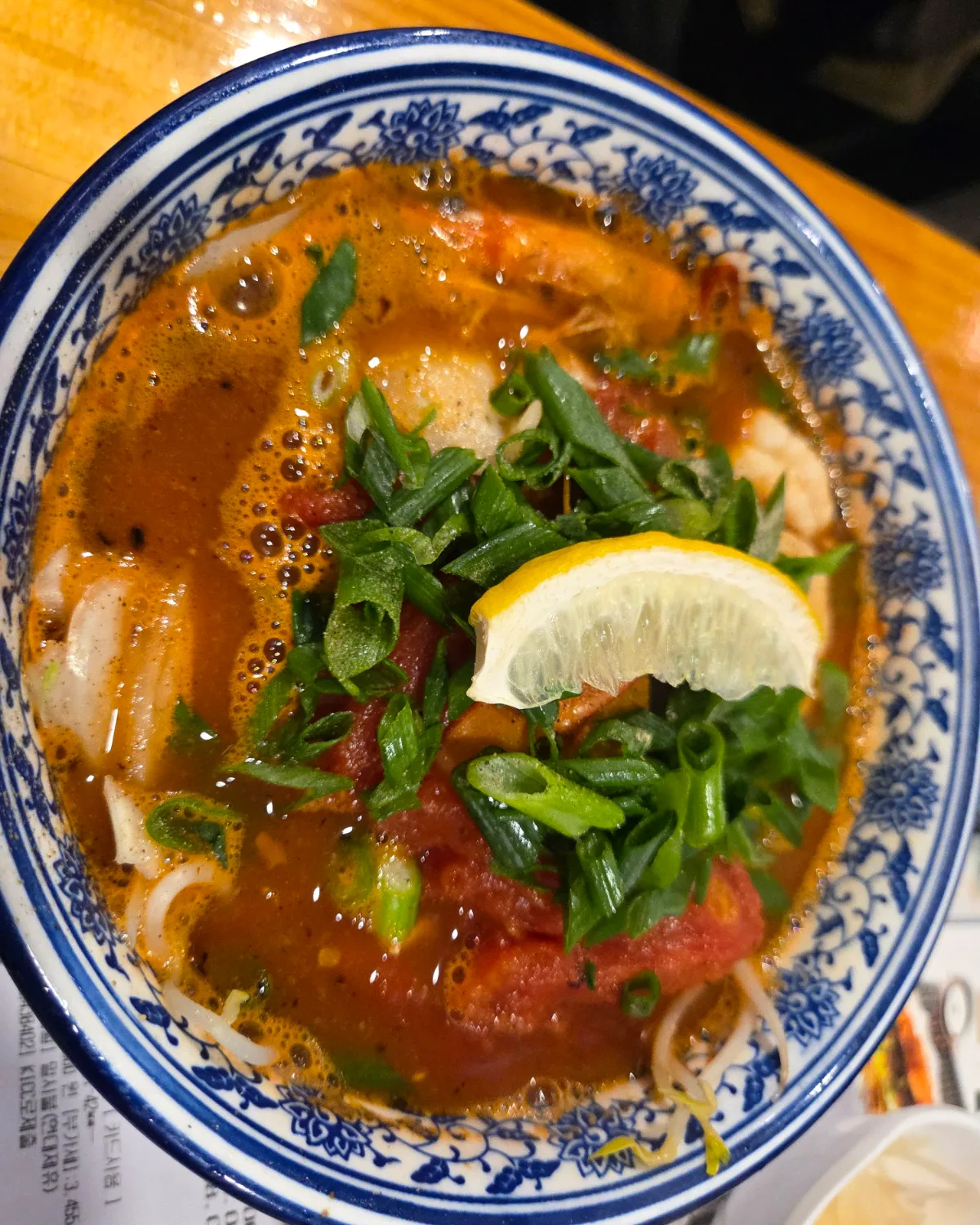 Le bunmie 本店 — レモンと青ねぎをのせた赤い米麺
