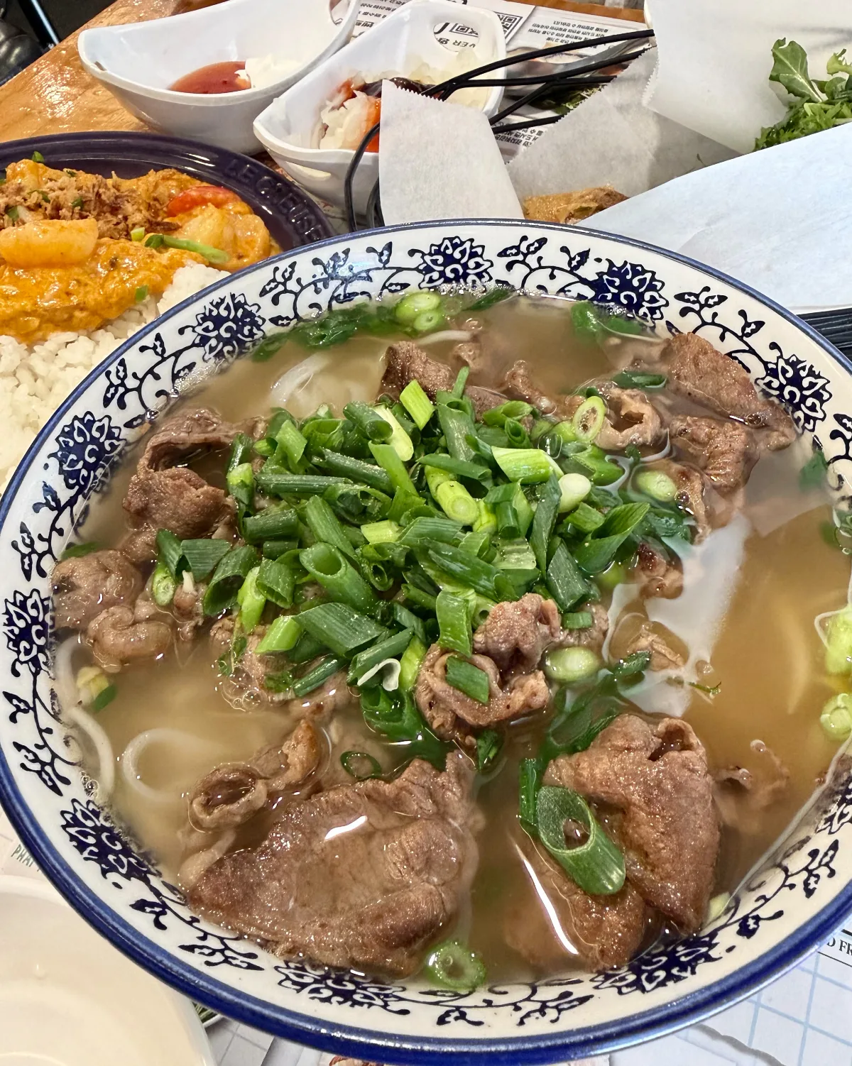 牛肉と青ねぎをのせたフォーボー