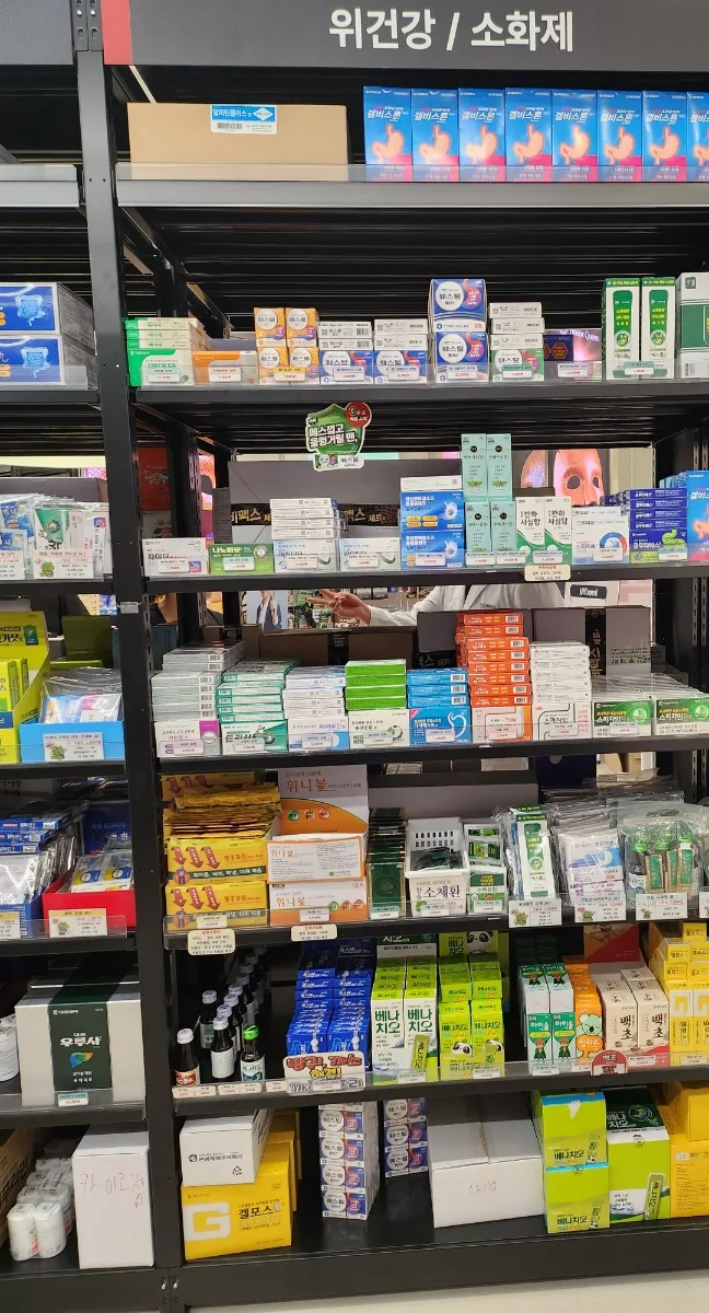 LEMEDI — 胃腸薬や消化薬が並ぶ棚