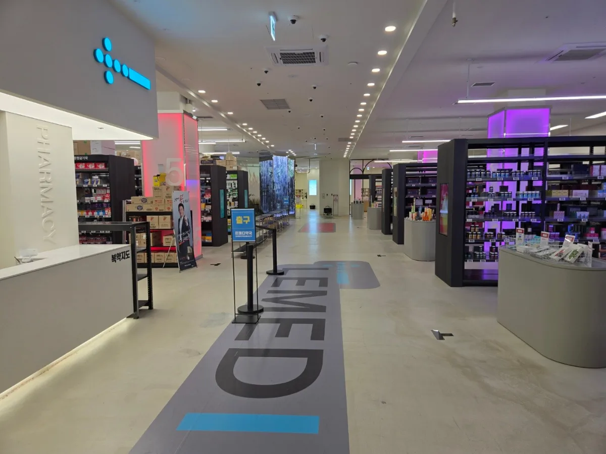 LEMEDI — 広い通路に並ぶ薬局の売り場