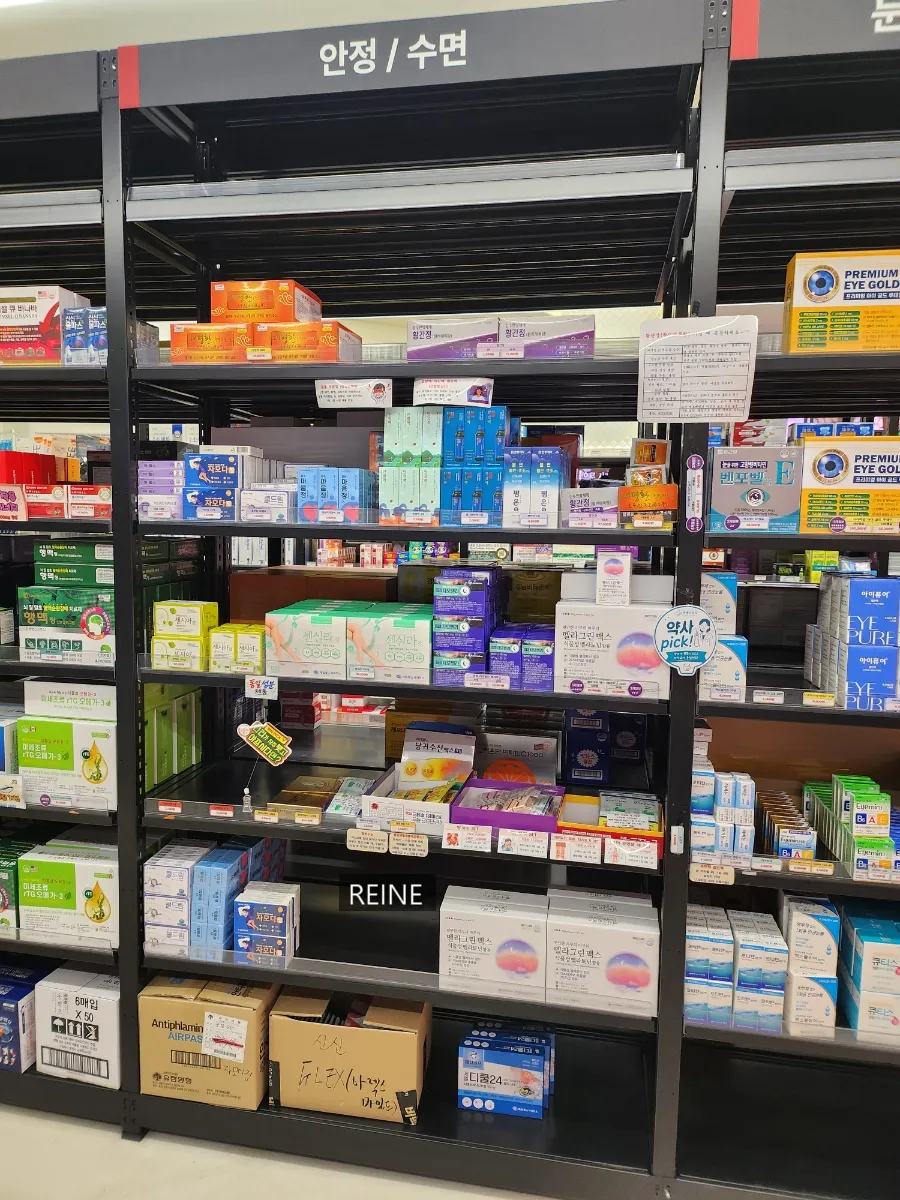 LEMEDI — 睡眠・リラックス用の薬が並ぶ黒い棚