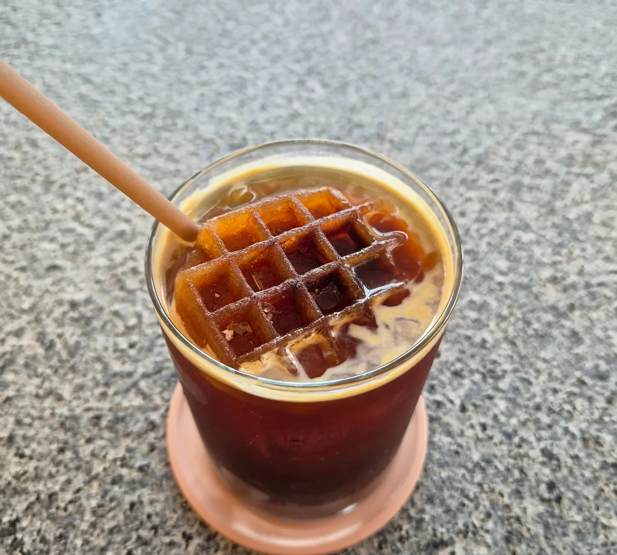 ワッフル形の氷入りコーヒー