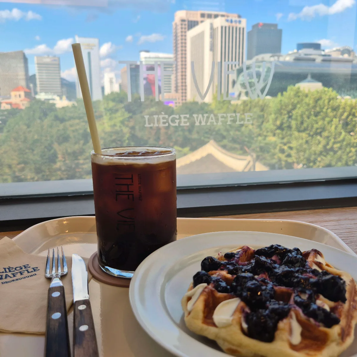 窓辺のベリーワッフルとコーヒー