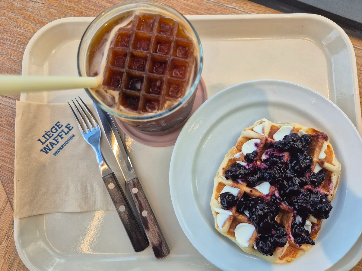 LIEGE WAFFLE THE VIEW — ベリーとクリームをのせたワッフル