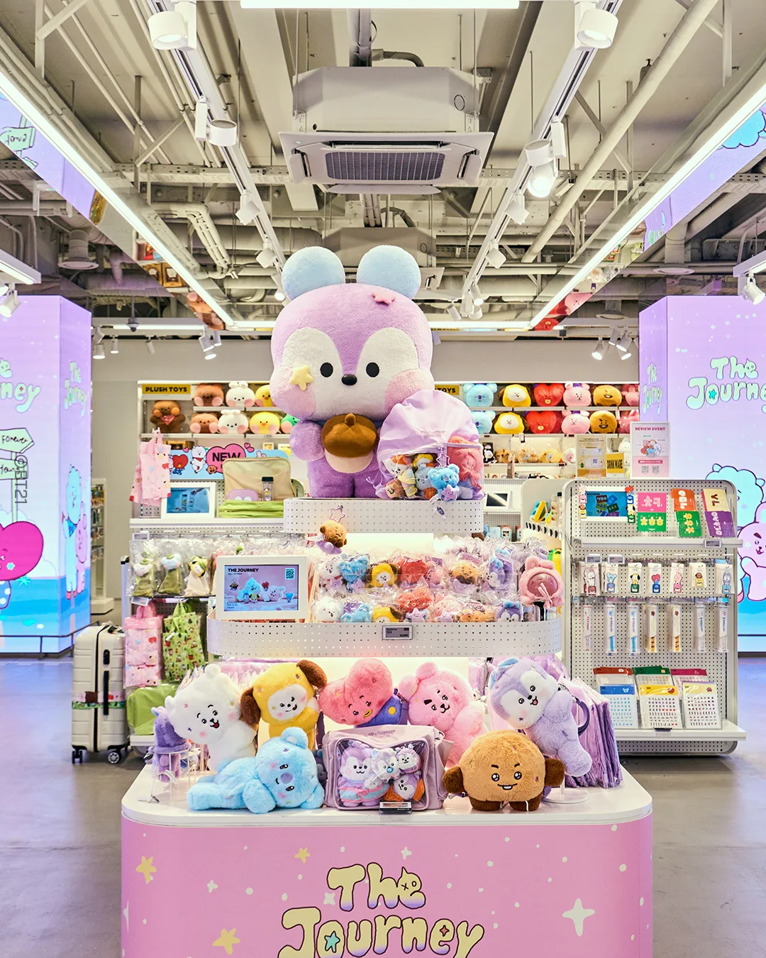 BT21のぬいぐるみと小物が並ぶ明洞店