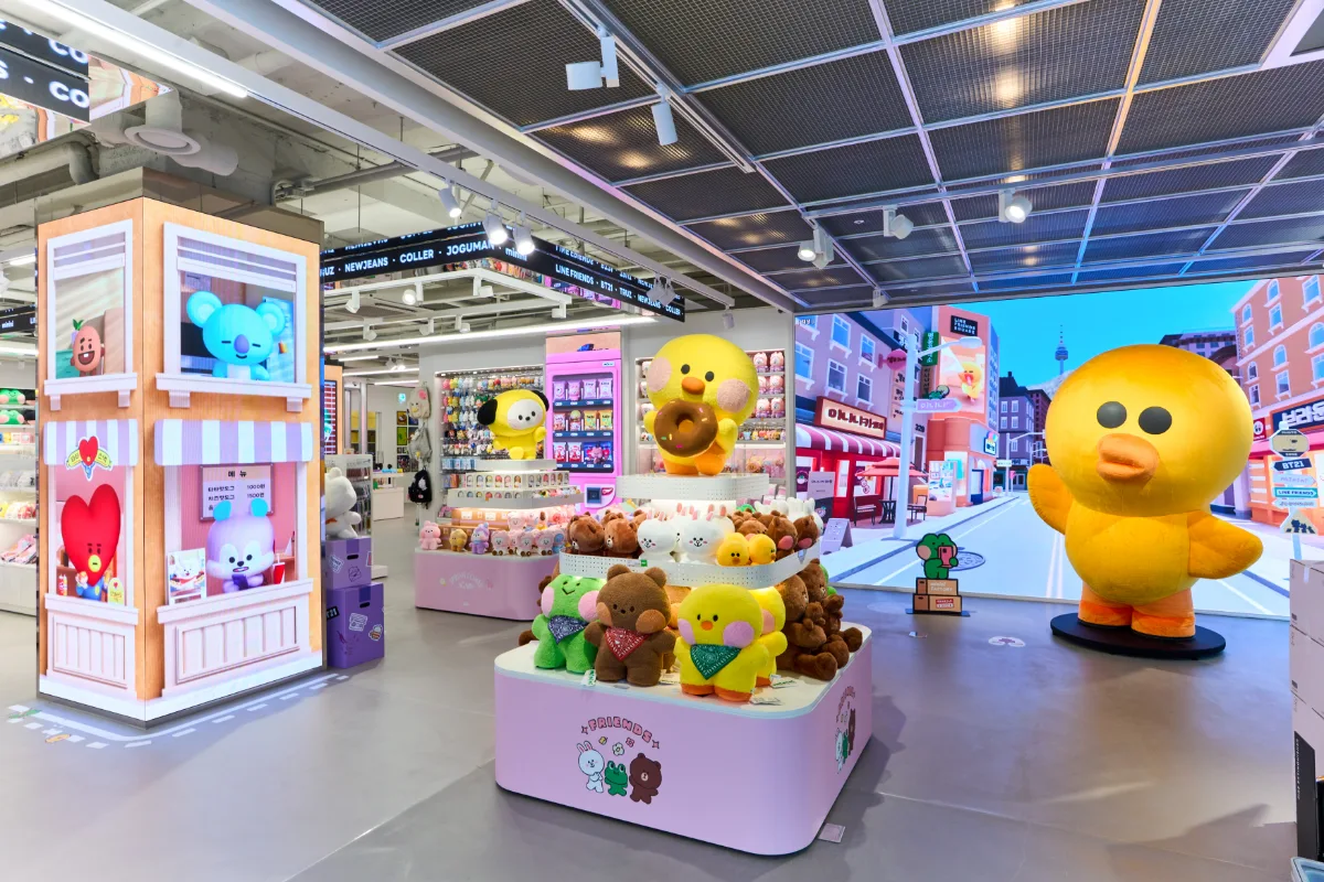 大きなサリーとブラウンのぬいぐるみが並ぶ売り場