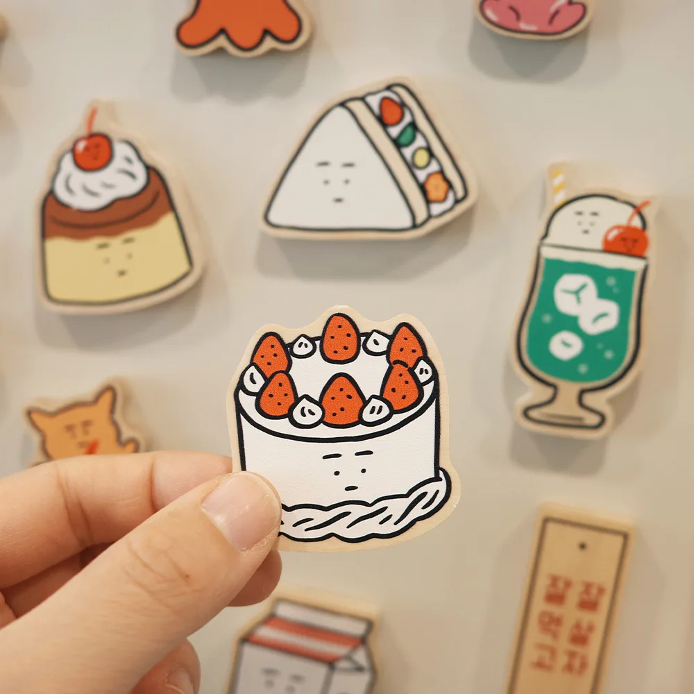 いちごケーキの木製マグネット