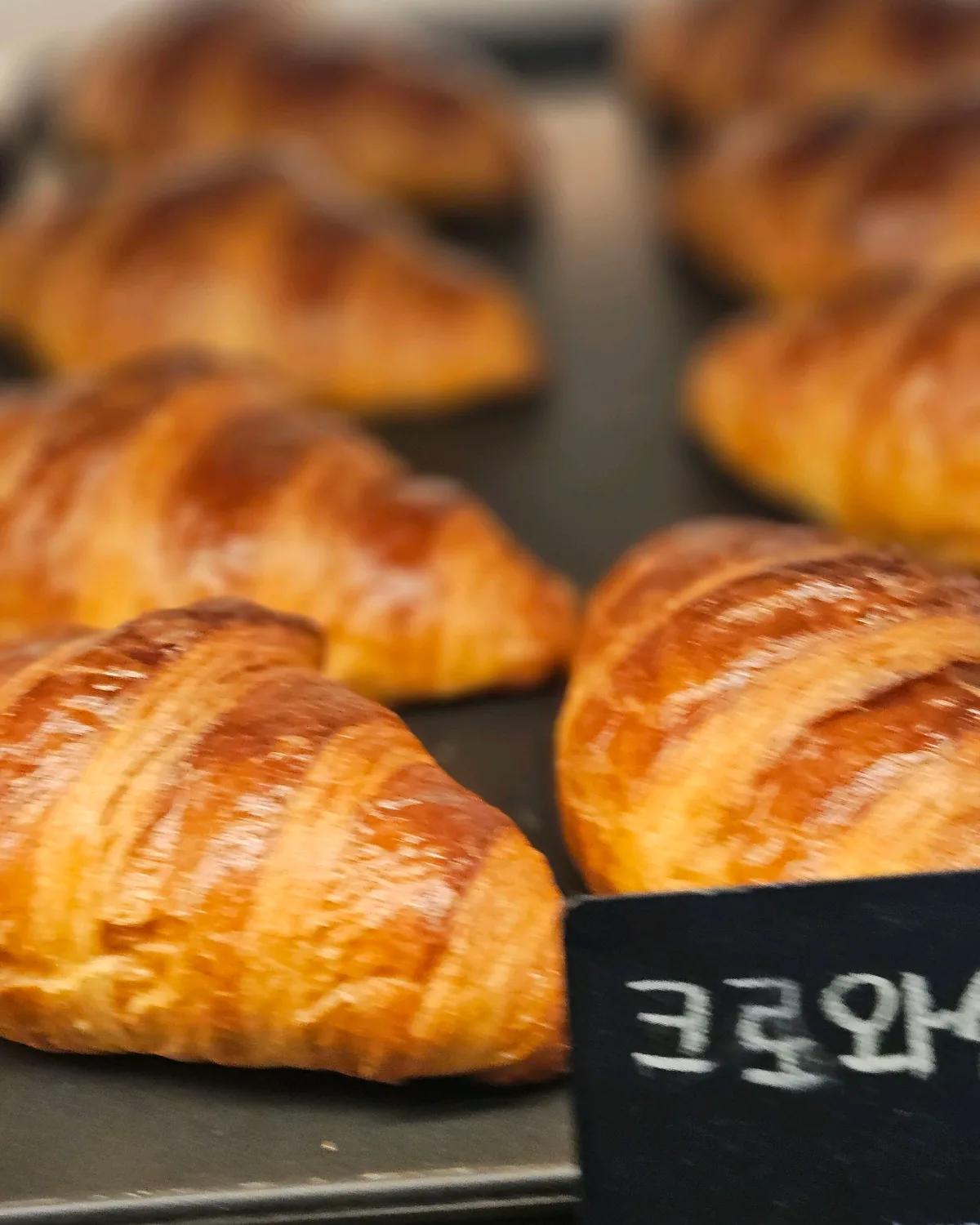 焼き色のついたクロワッサン