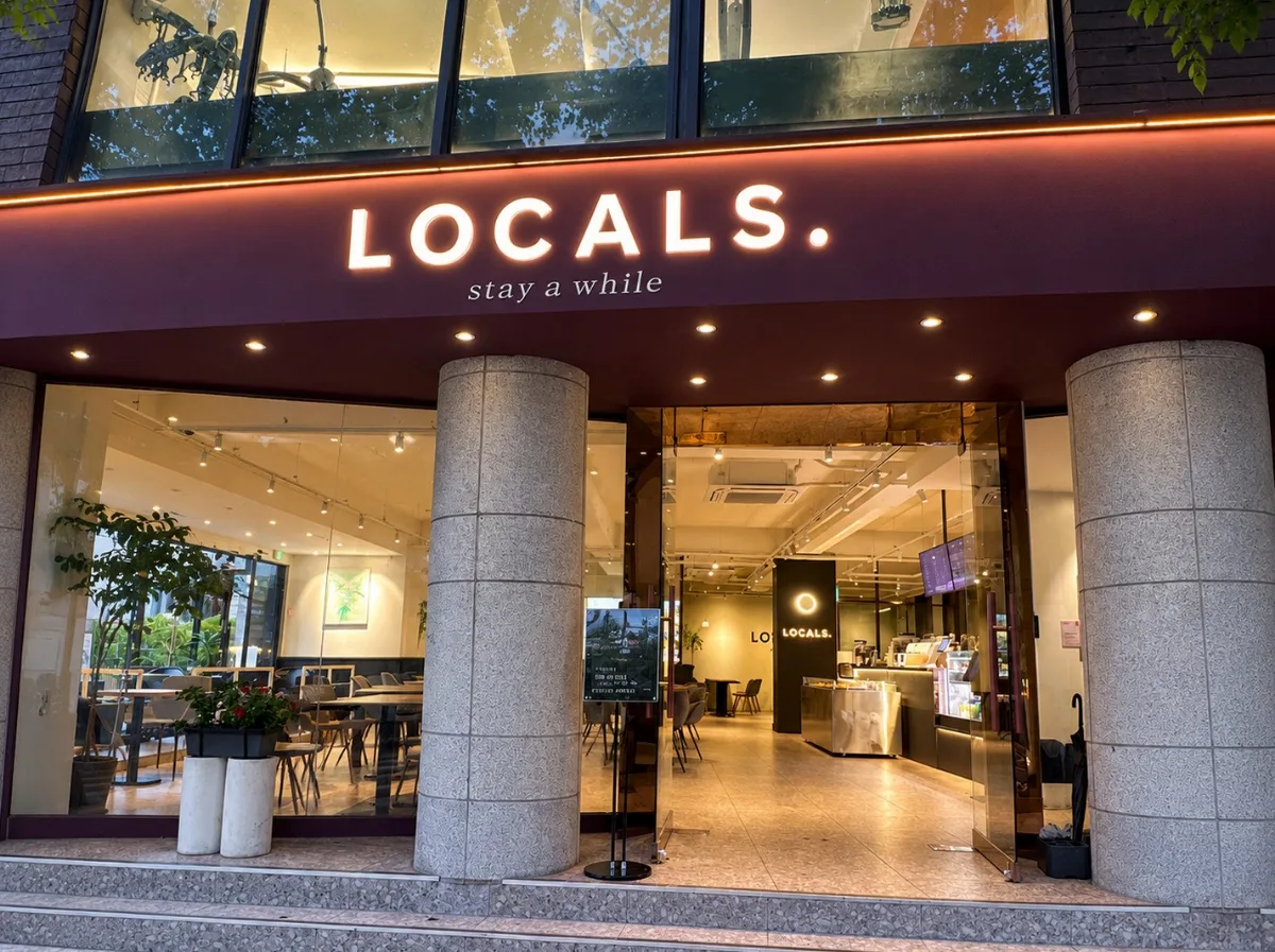 LOCALS. — LOCALS.の看板とガラス張りの入口