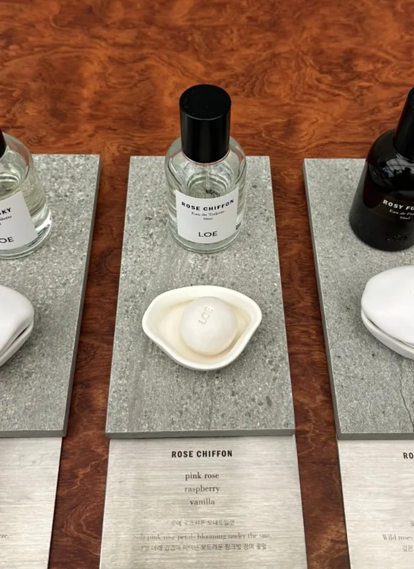 LOE 明洞店 — ローズシフォンの香水と試香器