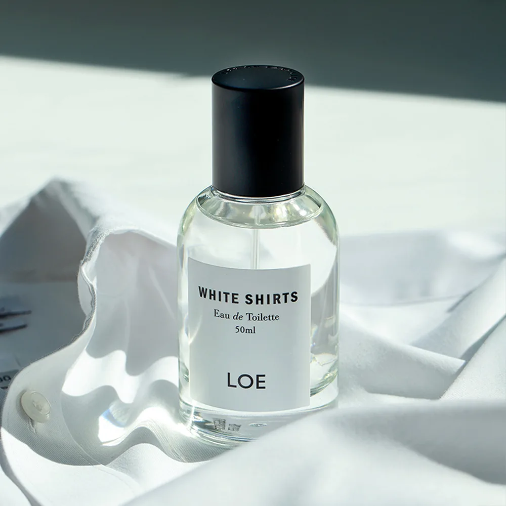 LOE 明洞店 — 白いシャツに置かれた香水ボトル