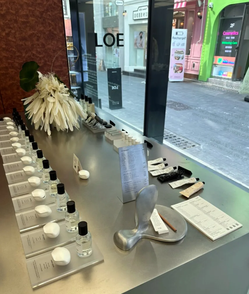 LOE 明洞店 — 香水のテスターが並ぶ窓際の台