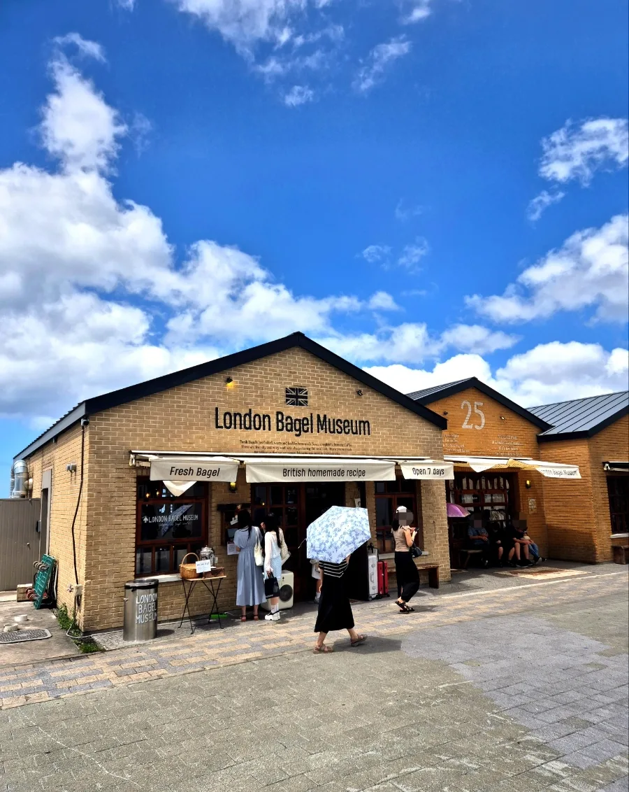 店先に人が集まるレンガ造りの店舗