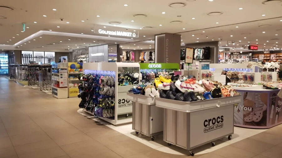 クロックスのサンダルが並ぶワゴン売り場