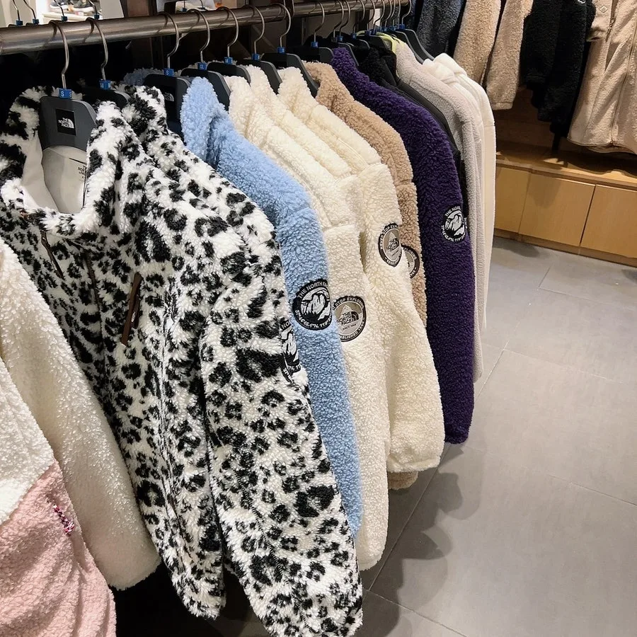 ロッテアウトレット ソウル駅店 — ハンガーに並ぶフリースジャケット