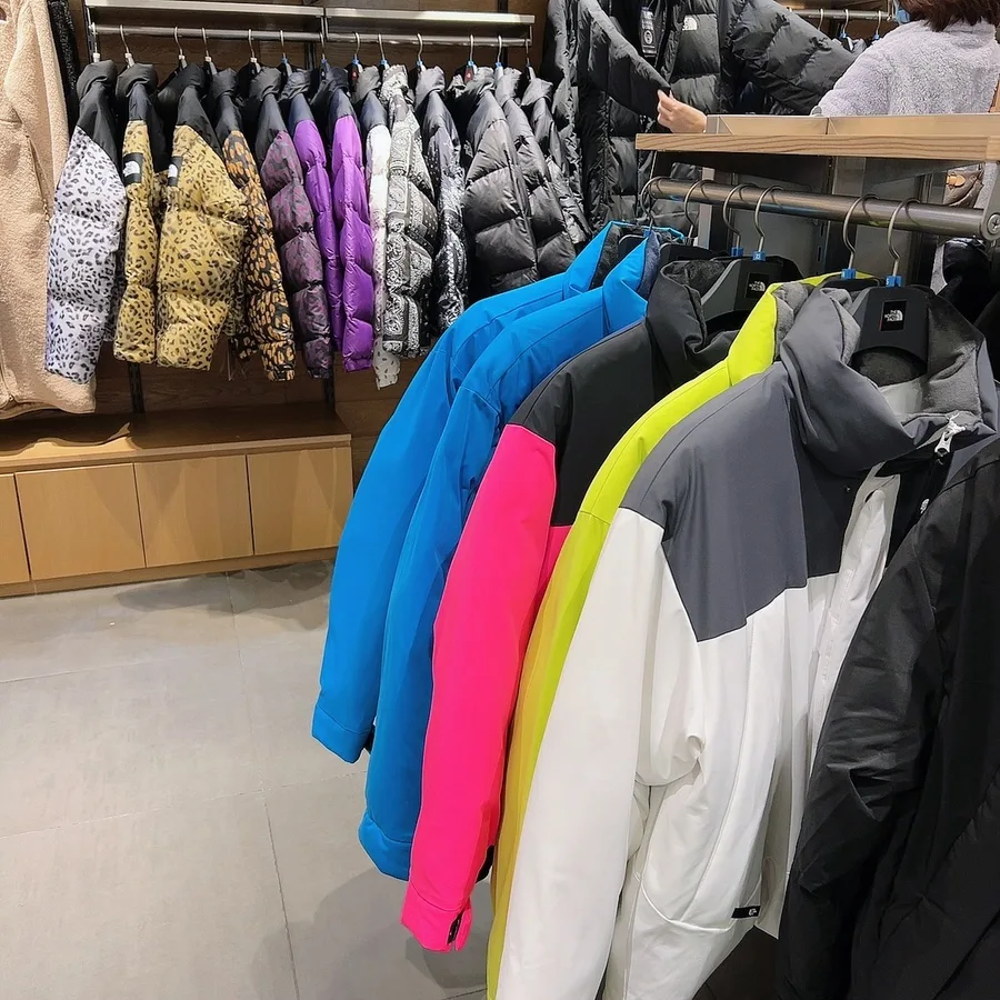 ロッテアウトレット ソウル駅店 — カラフルなアウトドアジャケットの売り場