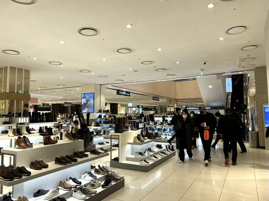 ロッテアウトレット ソウル駅店 — 靴が並ぶ売り場