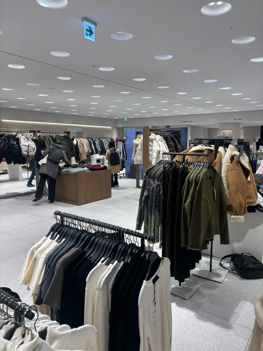 ZARAの売り場に並ぶアウターとニット