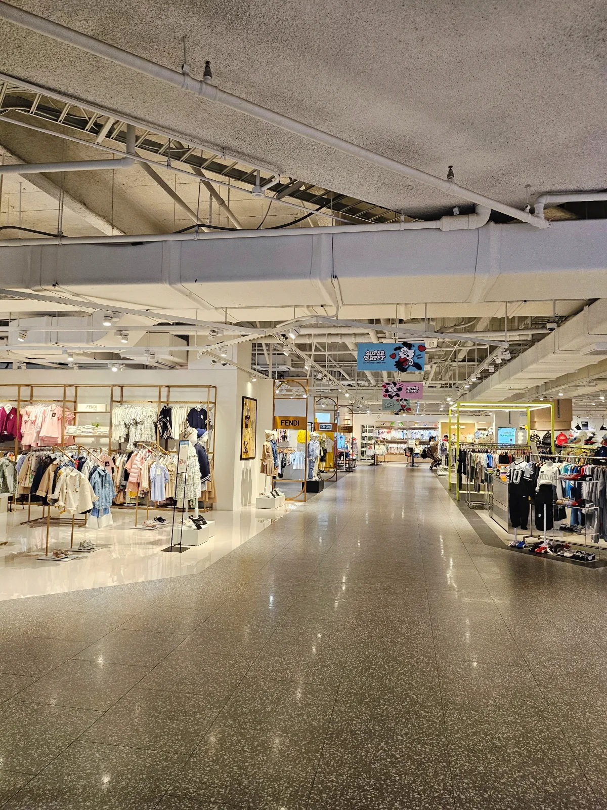 ロッテプレミアムアウトレット 東釜山店 — 衣料品店が並ぶ広い通路