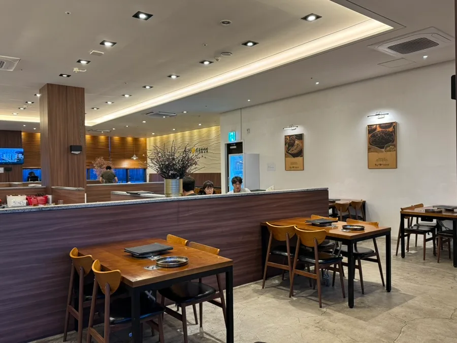 ロッテプレミアムアウトレット 東釜山店 — 木製のテーブルが並ぶ飲食店