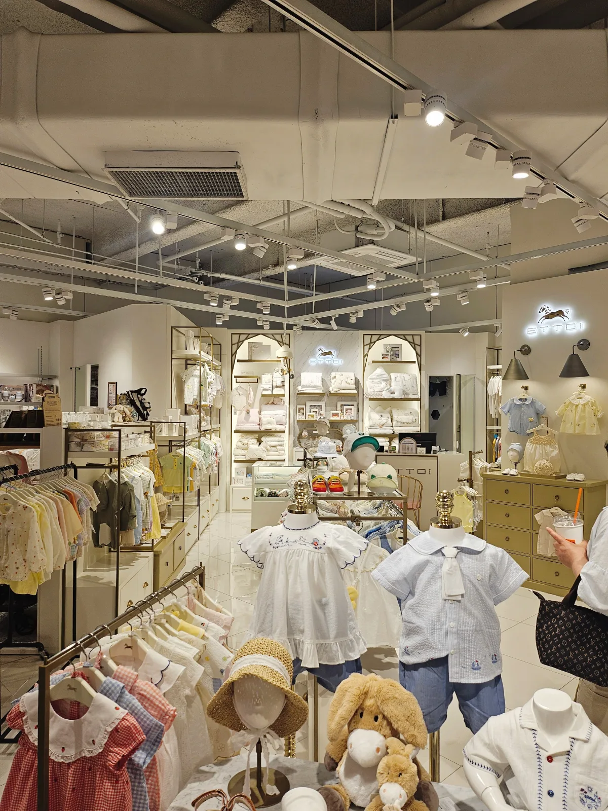 ロッテプレミアムアウトレット 東釜山店 — 店頭に並ぶ子ども服と帽子