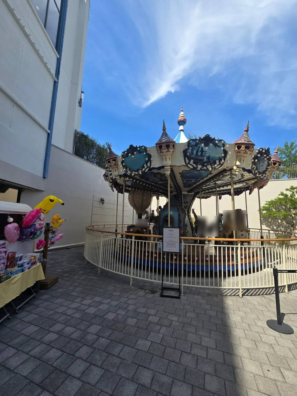 屋外広場のメリーゴーラウンド