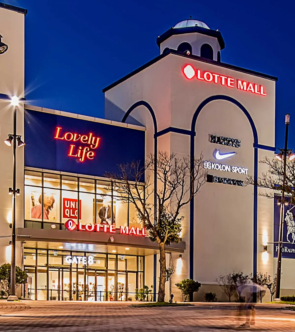 ロッテプレミアムアウトレット 東釜山店 — 夜にライトアップされたGATE 8の外観