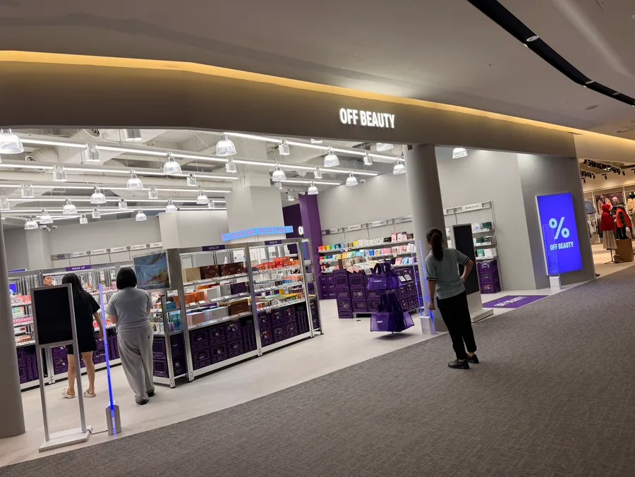紫の棚が並ぶOFF BEAUTYの店内