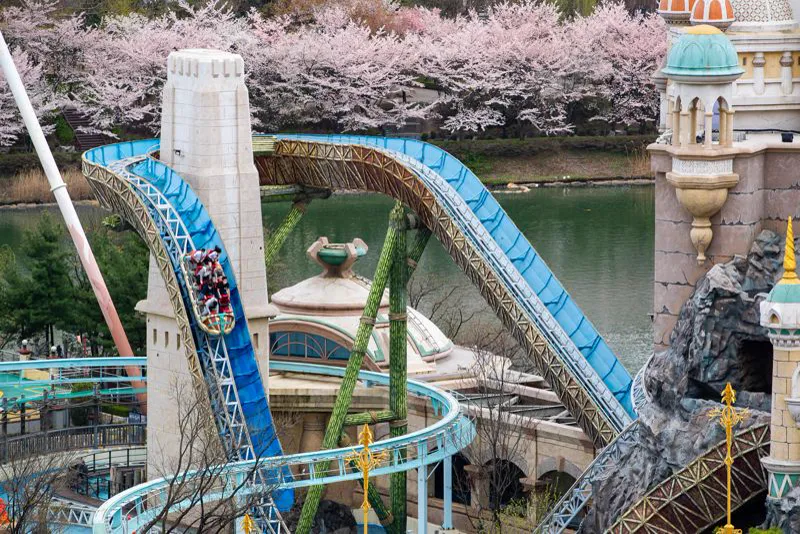 桜の前を走るアトランティスのボート