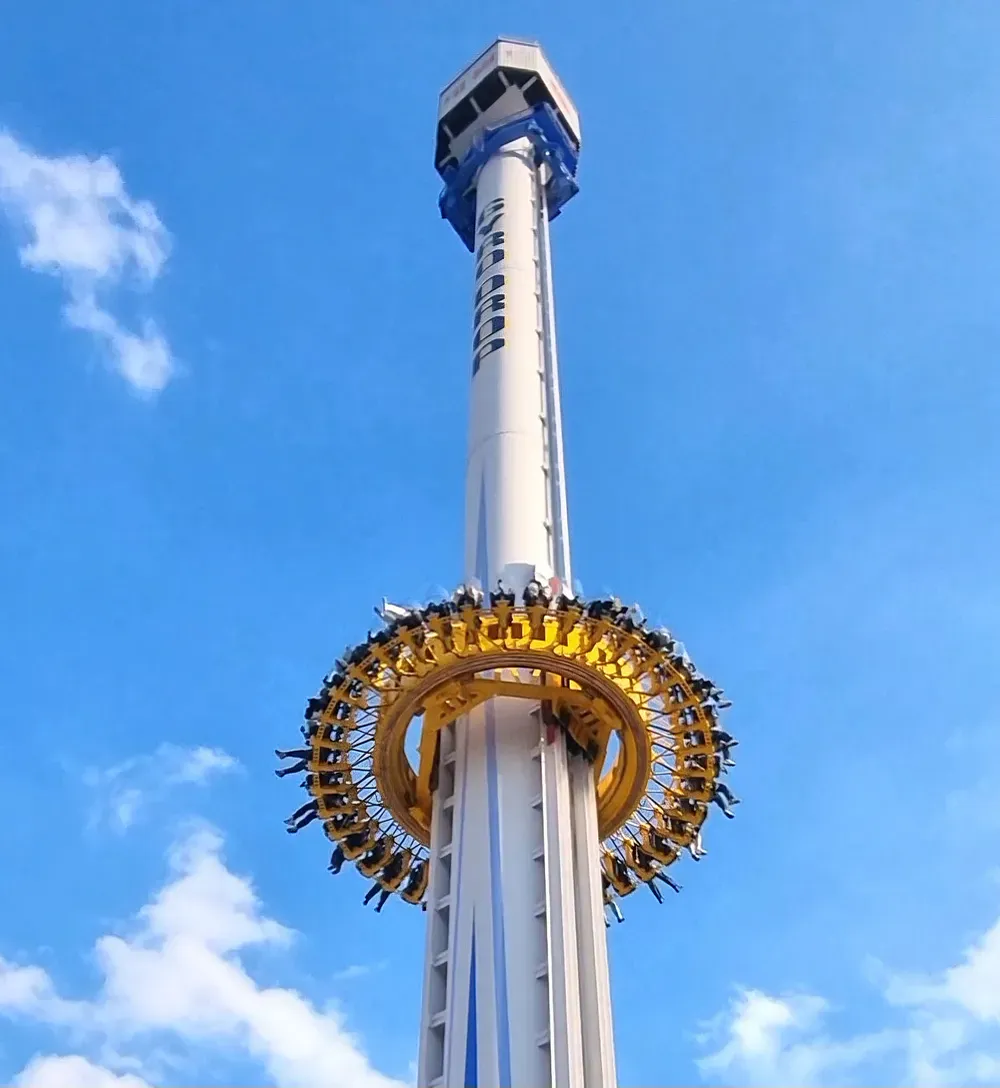 青空に伸びるジャイロドロップの塔