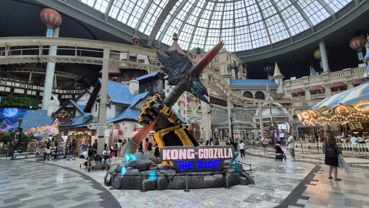 屋内広場に立つキングコングXゴジラ ザ・ライドの大きな展示