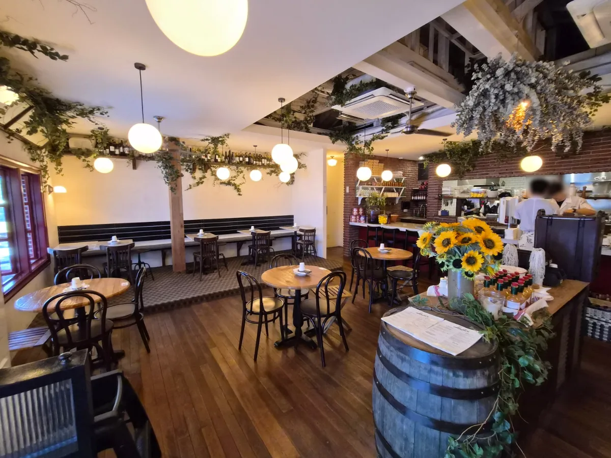 LOWFIVE 安国店 — 丸テーブルが並ぶ店内
