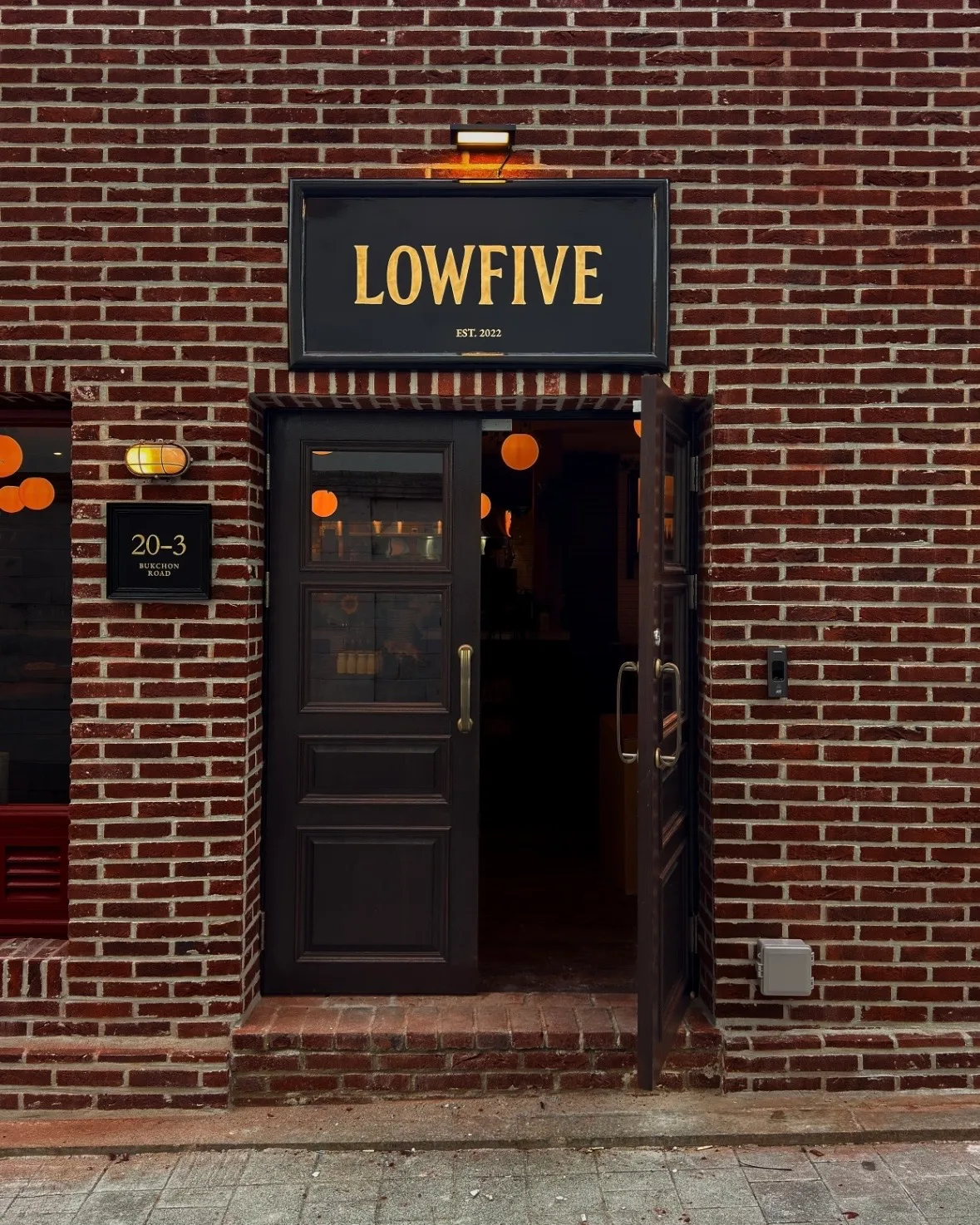 LOWFIVE 安国店 — LOWFIVEの看板がかかるれんが造りの入口