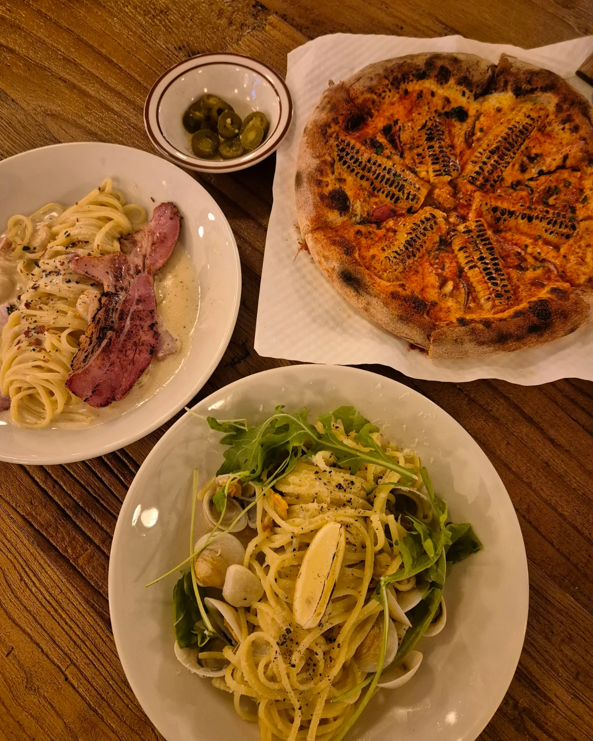 LOWFIVE 安国店 — ピザとパスタが並ぶ食卓