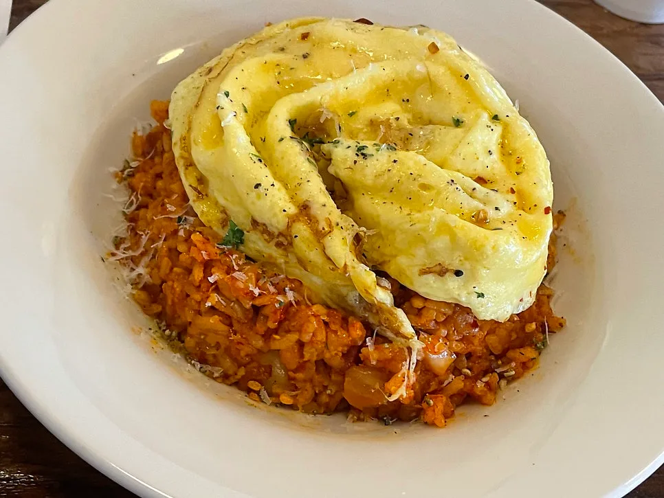 スクランブルエッグをのせたキムチチャーハン
