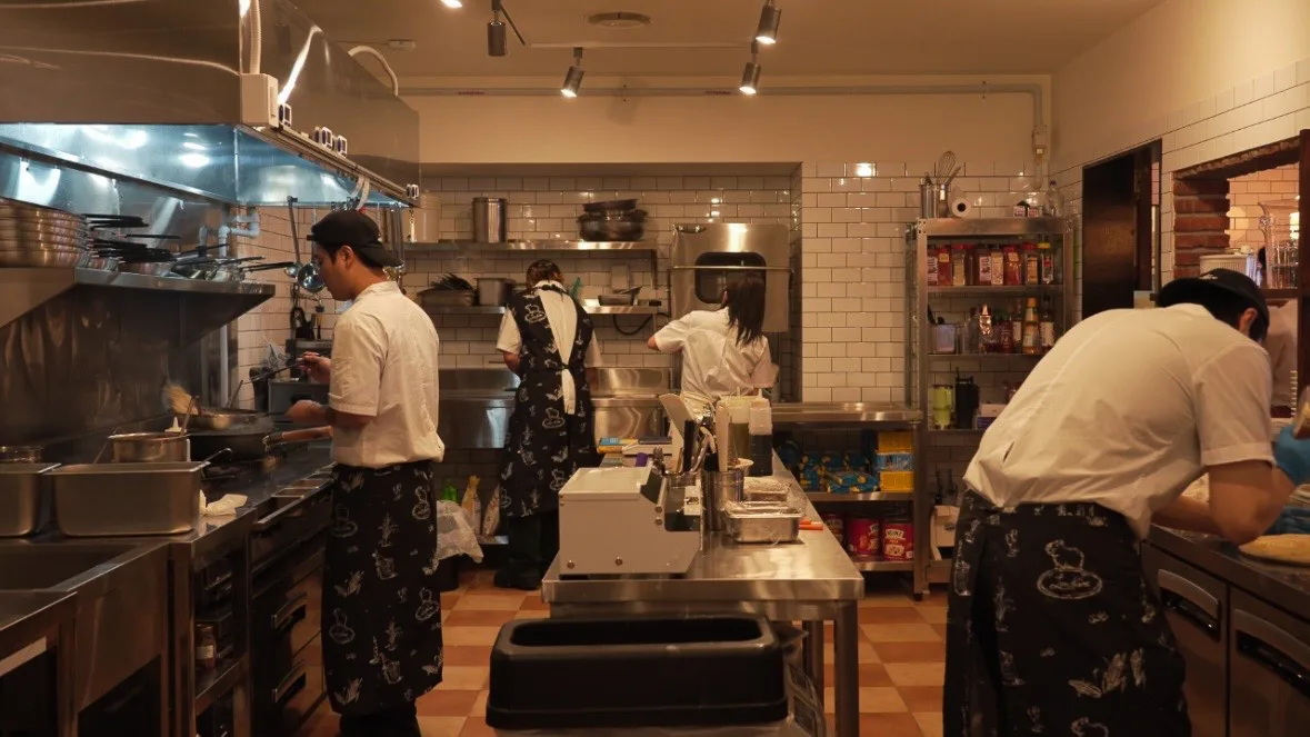 スタッフが調理するキッチン