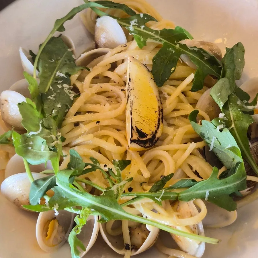 ルッコラと焼きレモンをのせたボンゴレパスタ