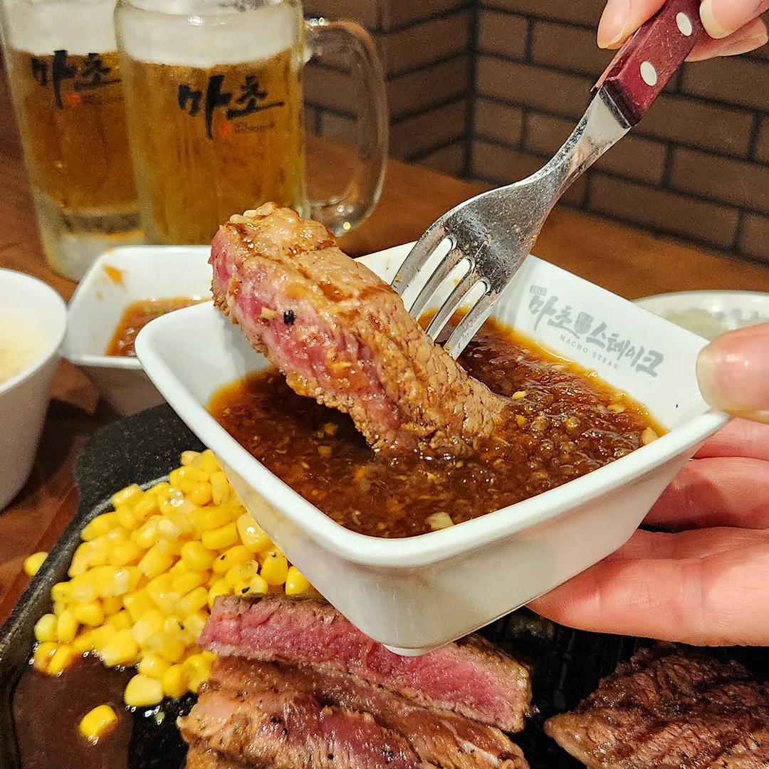 ソースにつけるステーキの一切れ
