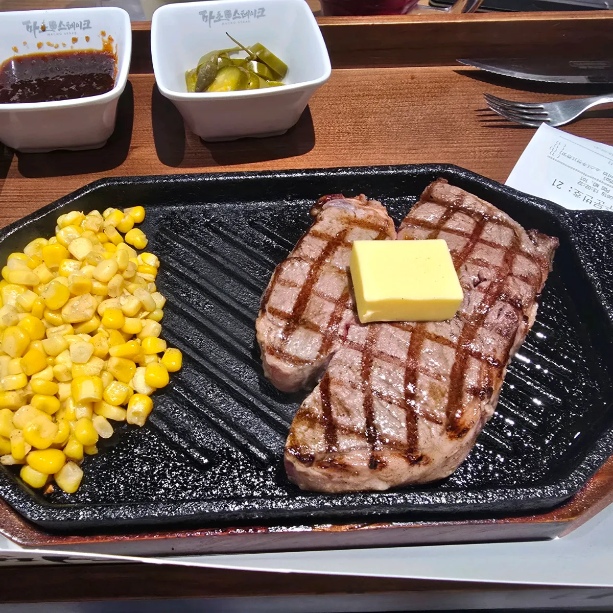 コーンを添えた鉄板ステーキ
