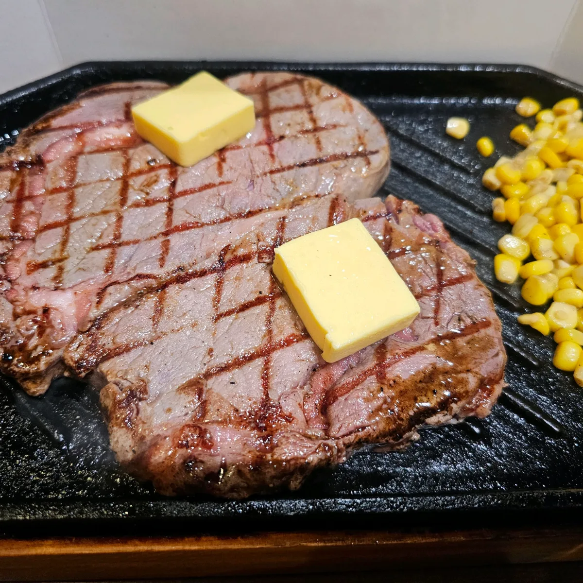 マッチョステーキ 本店 — バターをのせた二枚のステーキ