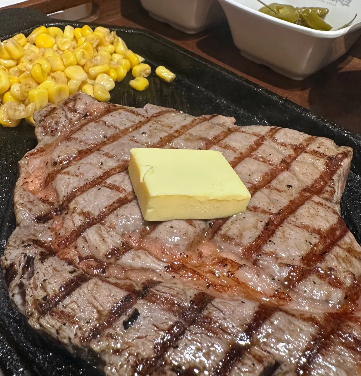 マッチョステーキ 本店 — バターをのせた鉄板ステーキ