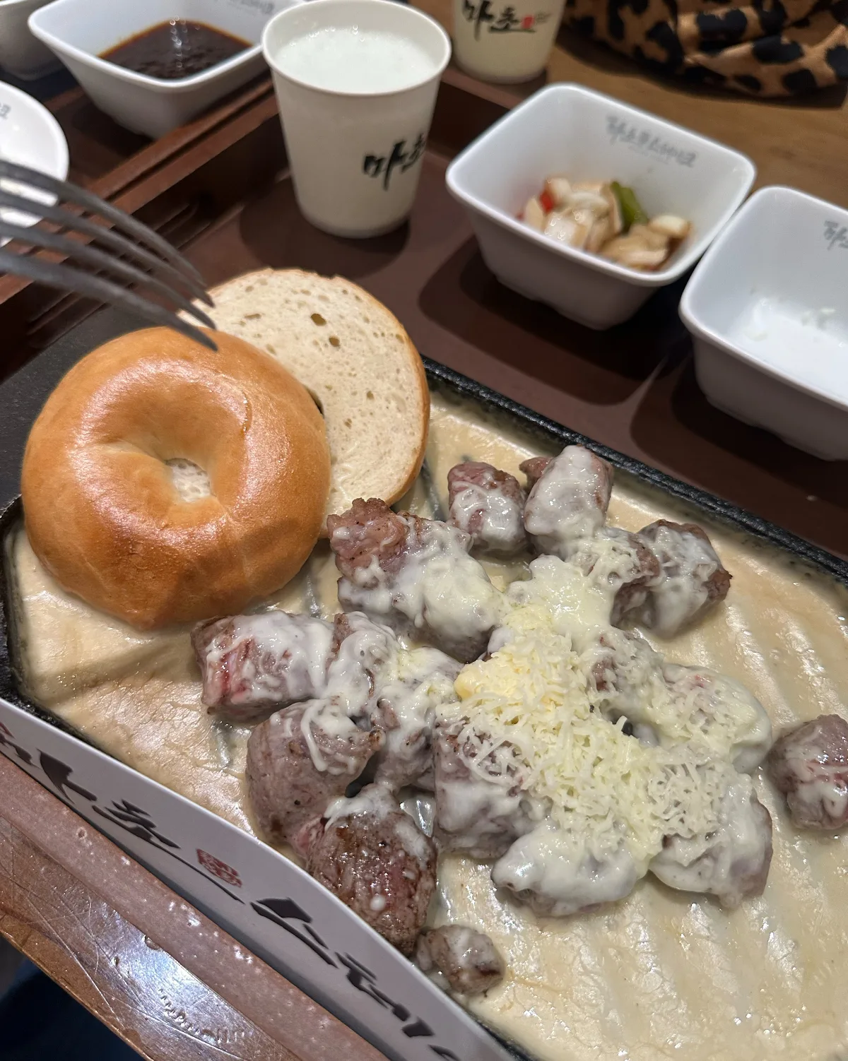 チーズをかけた角切りステーキ