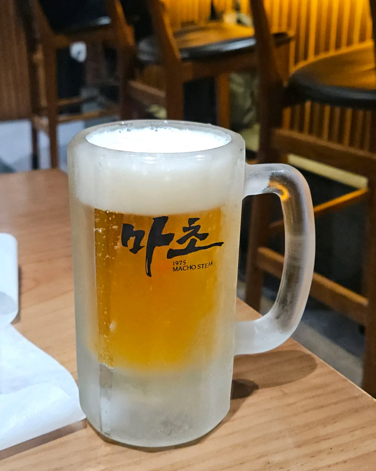 マッチョステーキ 本店 — 凍らせたジョッキの生ビール