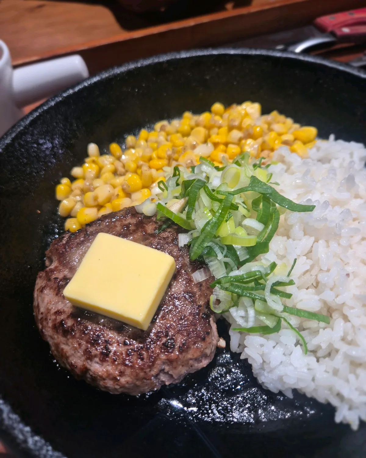 バターをのせたハンバーグとご飯