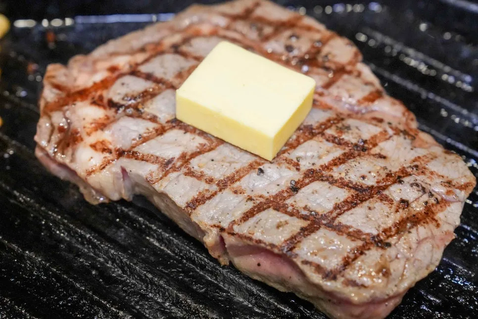 マッチョステーキ 本店 — バターをのせた大きなリブアイ