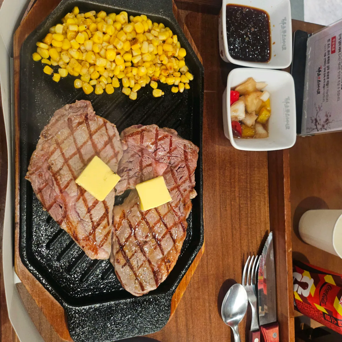 鉄板に並んだ2枚のリブアイ