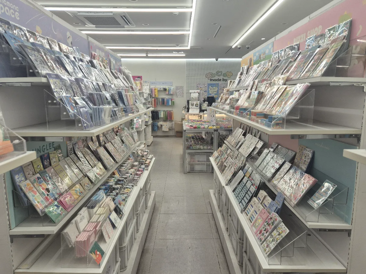 奥まで続く文具の通路