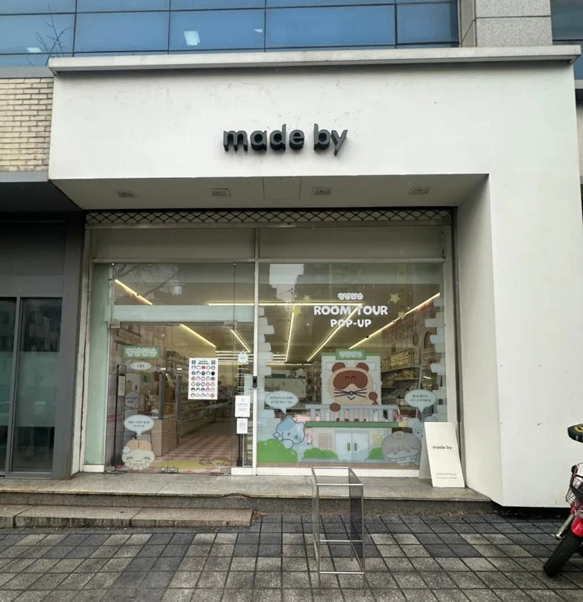 made by 弘大店 — made byの看板とガラス入口