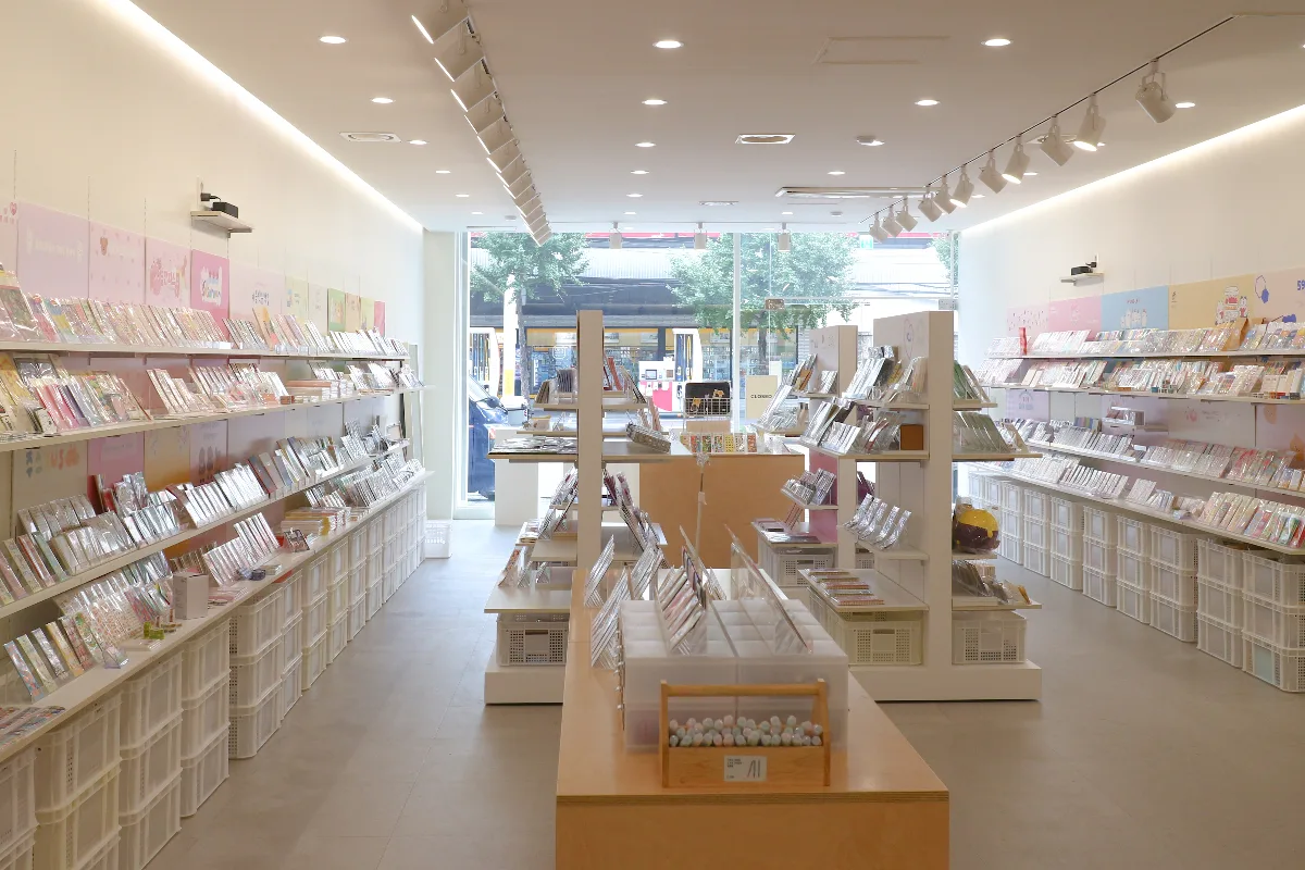 made by 弘大店 — 白い棚に紙ものが並ぶ店内