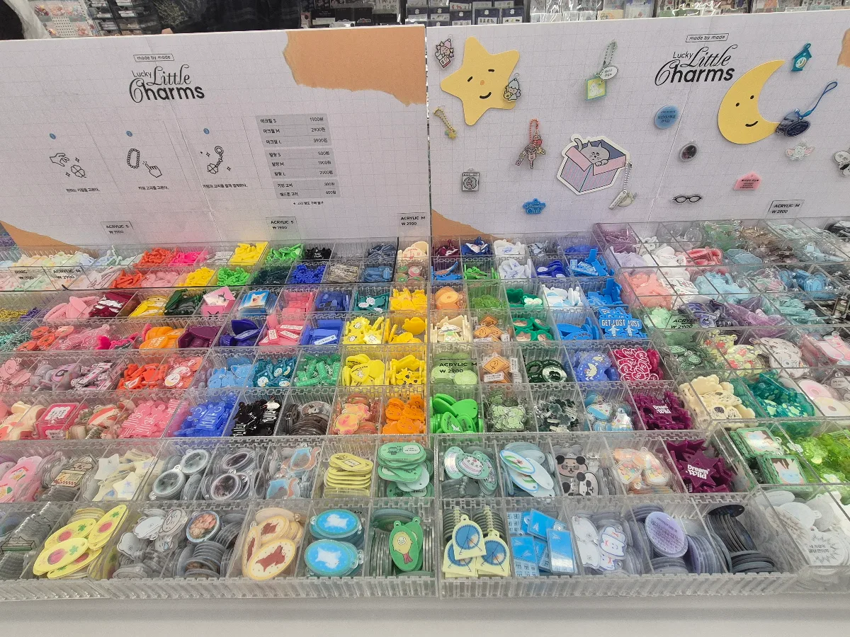 色ごとに並んだチャームのパーツ